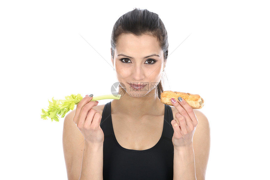 妇女持有蛋糕和西莱里Celery香肠白色蔬菜食物头发采摘女士健康饮食育肥图片