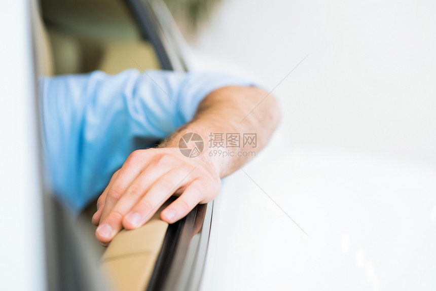 男人的手在车门上图片