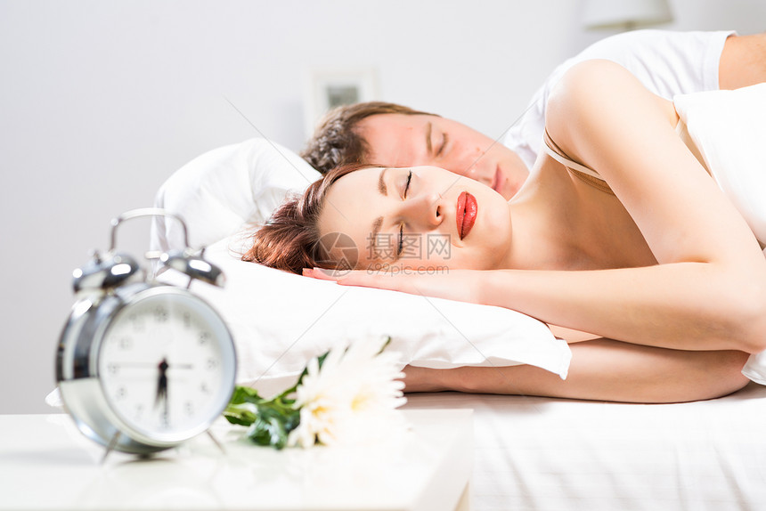 睡在床上的美丽的女人男性警报男人女孩女朋友拥抱女士男朋友爱情幸福图片