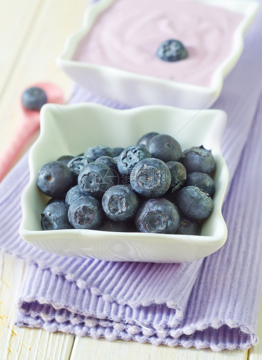 酸奶和蓝莓小吃饮食薄荷玻璃蓝色美食食物菜肴奶油营养图片