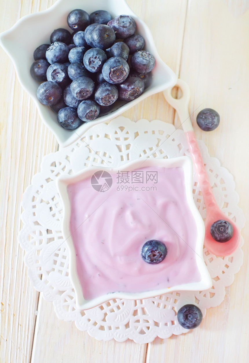 酸奶和蓝莓营养食物产品牛奶玻璃小吃菜肴蓝色饮食薄荷图片