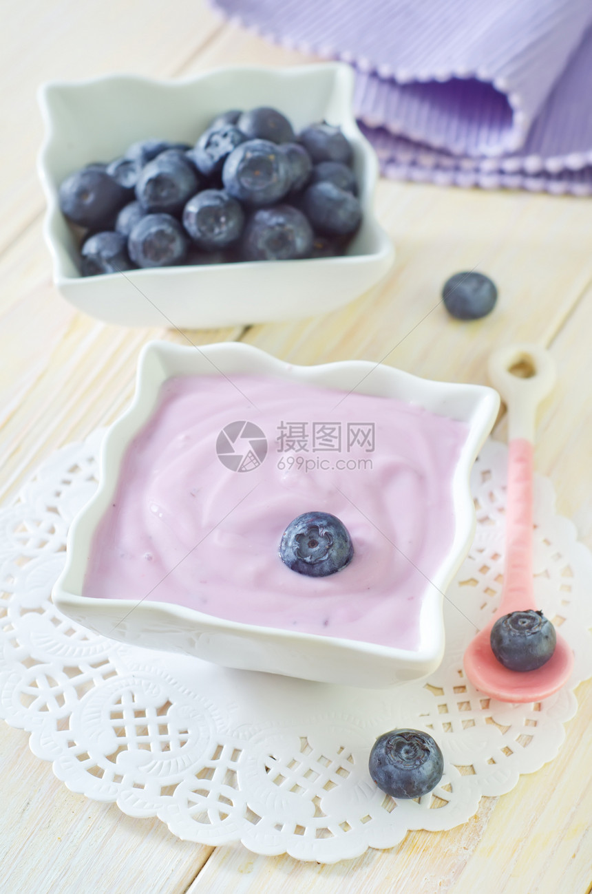 酸奶和蓝莓蓝色紫色早餐勺子玻璃菜肴甜点奶油营养小吃图片