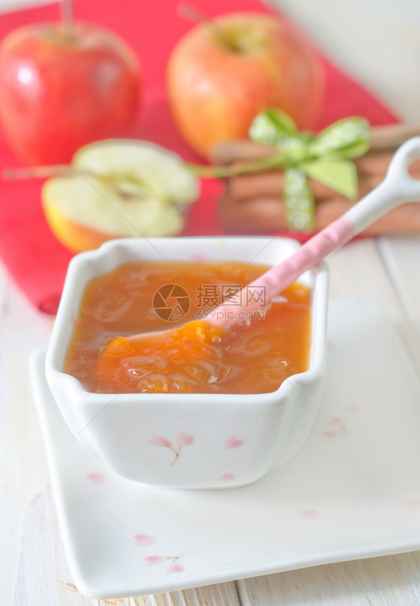 苹果和果酱装罐盘子美食卡其色肉桂琥珀色叶子桌子家庭果味图片