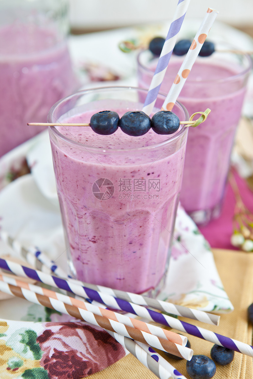 含蓝莓的奶昔吸管乡村照片水果牛奶玻璃焦点选择性图片
