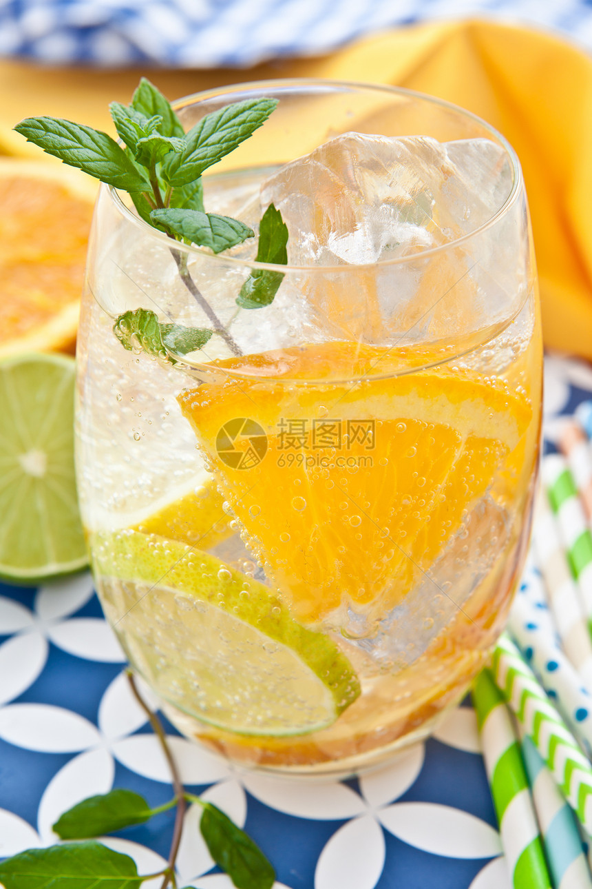 冷饮柠檬和橙子薄荷玻璃条纹绿色冰块茶点吸管蓝色苏打橘子图片