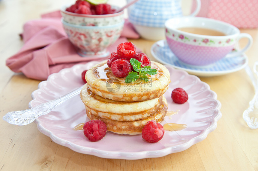 新鲜红莓煎饼糖浆水果杯子食物果味早餐覆盆子咖啡薄荷餐巾图片