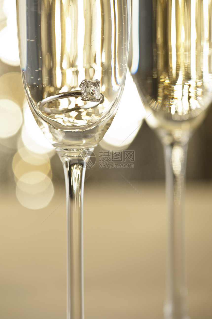 香槟杯 配有订婚戒指请柬派对酒精婚礼奢华长笛接待庆典香槟反射图片