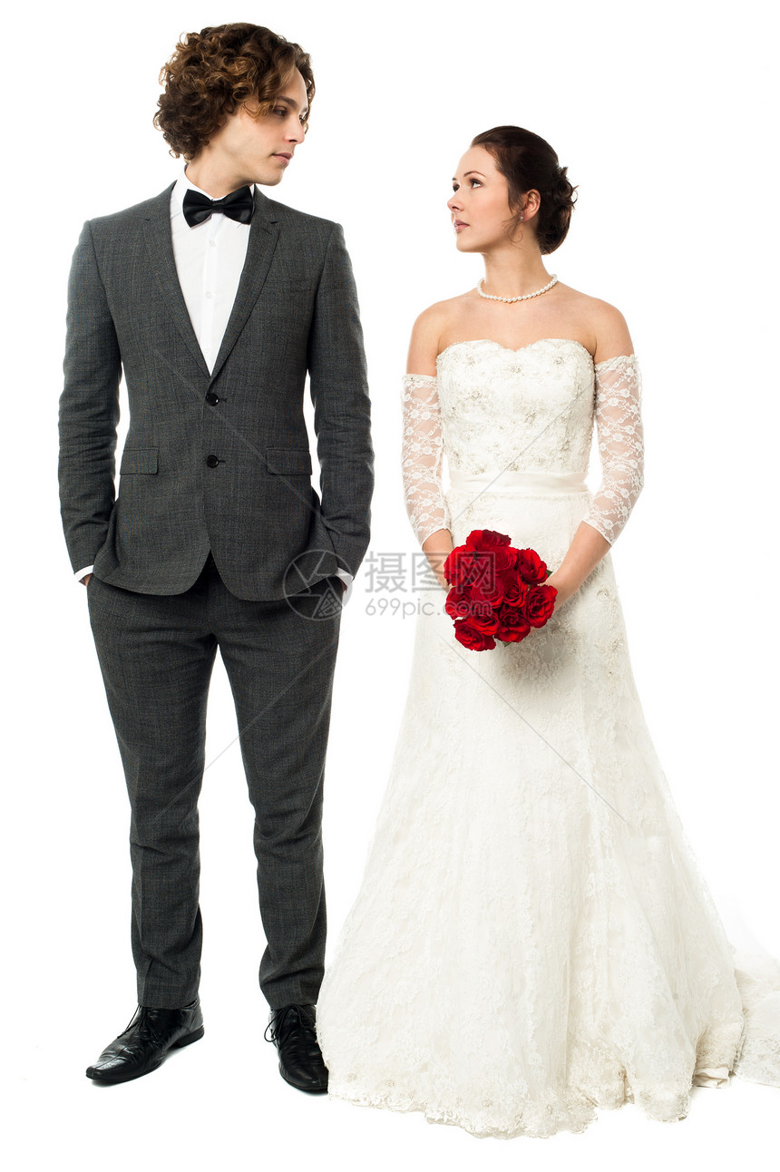 迷人的一对情侣凝视着彼此的眼睛妻子婚姻女孩男人夫妻婚礼仪式婚纱女士花束图片