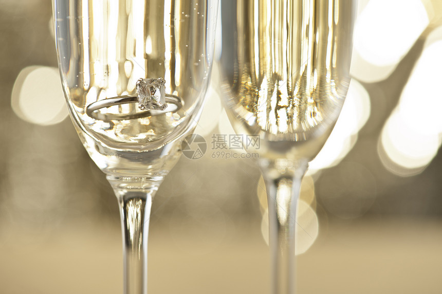 香槟杯 配有订婚戒指长笛香槟派对婚宴请柬庆典酒精魅力白酒玻璃图片