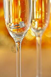 香槟杯 配有订婚戒指橙子请柬酒精长笛接待婚宴奢华香槟魅力酒杯背景图片