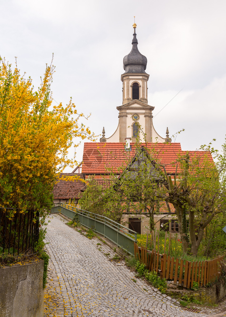 德国卡斯泰尔的圣约翰尼斯教堂或约翰内斯教堂福音酒厂藤蔓教会洋葱村庄葡萄园图片