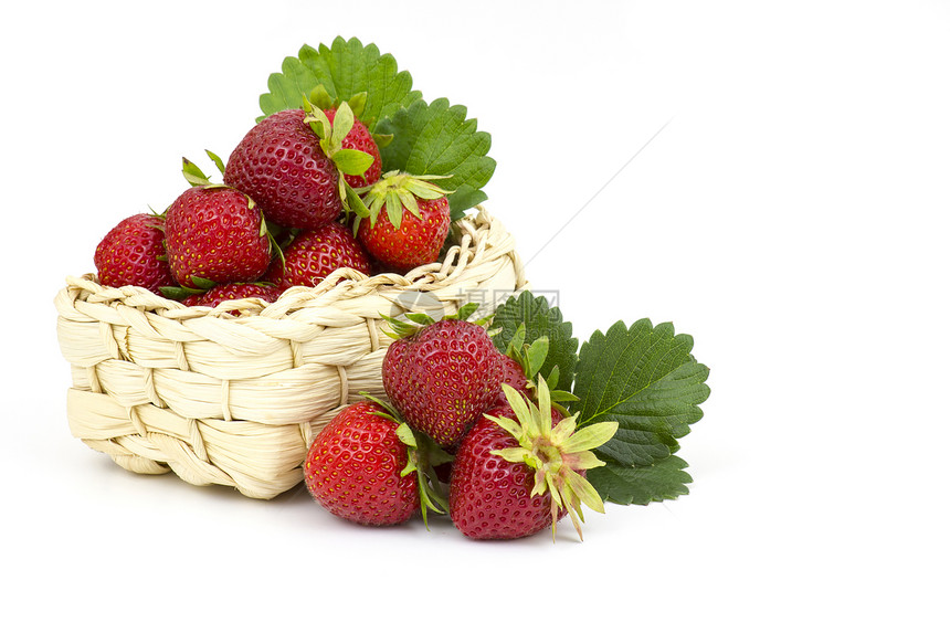 新鲜草莓水果花园篮子宏观叶子白色果味浆果饮食甜点图片