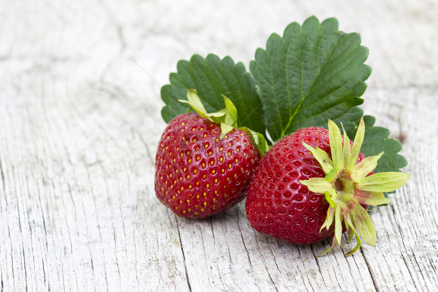 新鲜草莓花园养分水平甜点水果饮食宏观浆果红色食物图片