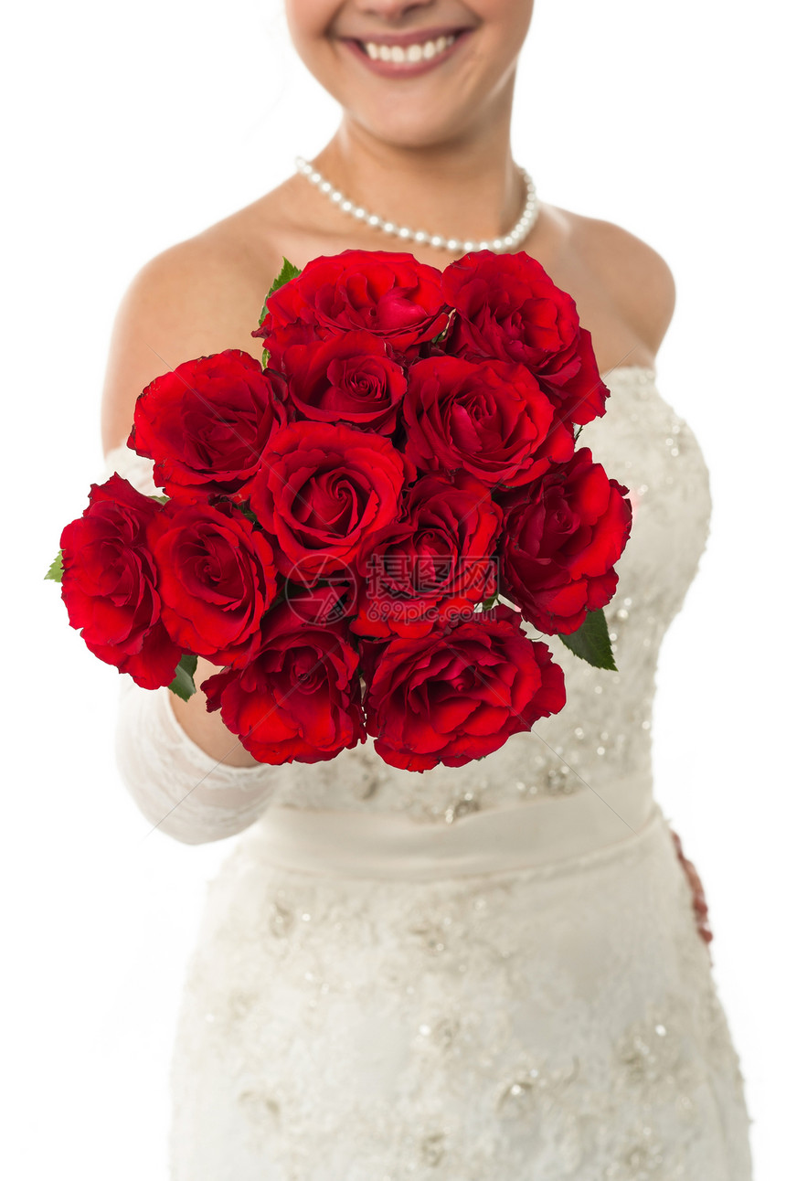 微笑的年轻新娘拿着玫瑰花束图片