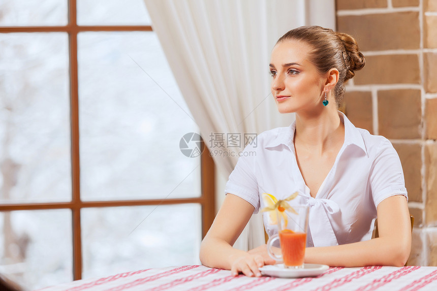 咖啡馆的漂亮女人女性女孩衣服成人食堂阅读快乐食物命令服务图片