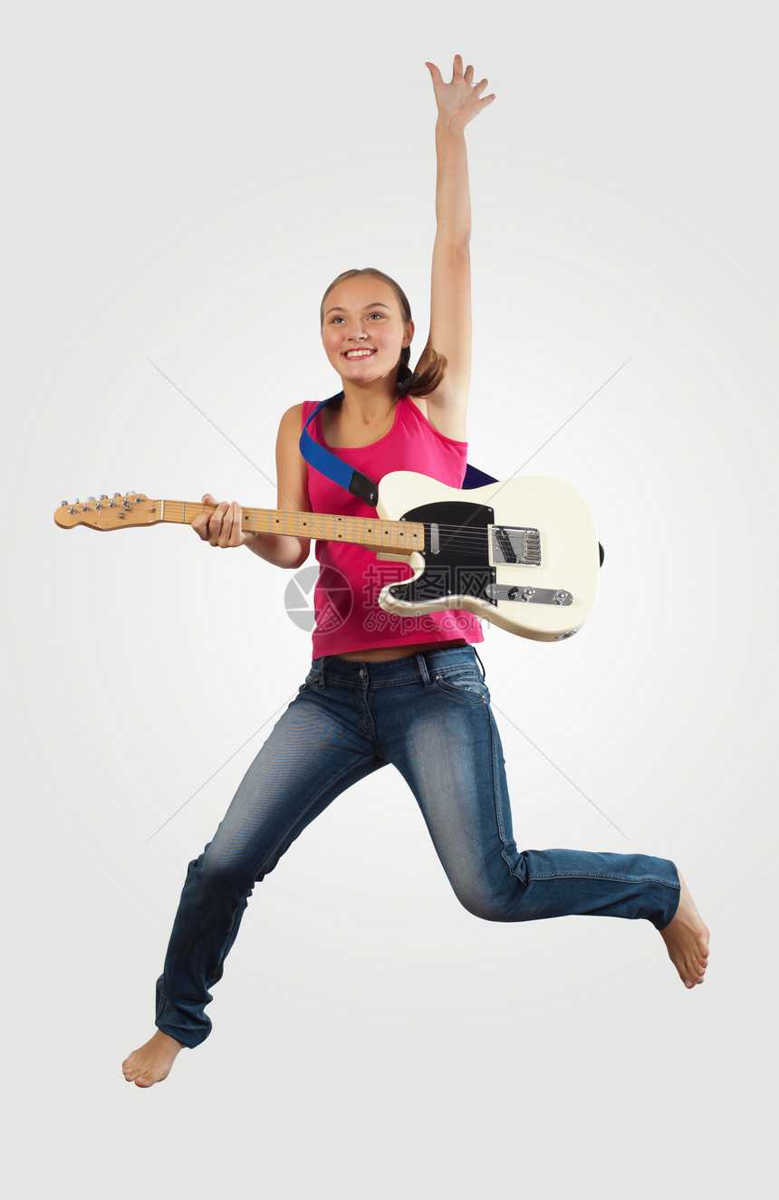 女青年玩电吉他和跳跳牛仔裤乐趣吉他手歌曲音乐旋律岩石行动活力音乐家图片