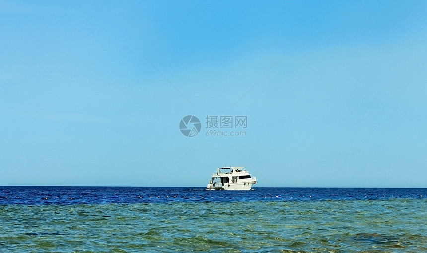 白色船只在红海中移动浮潜海滩波浪旅行珊瑚空气巡航潜水天空降落伞图片