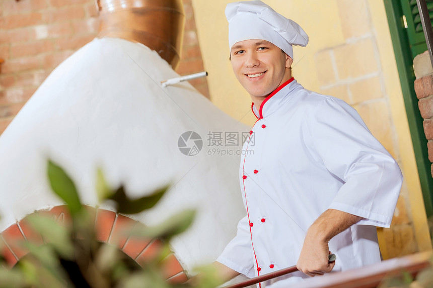 年轻男厨师面包师烤箱食物餐厅面粉职业美食面包厨房火炉图片