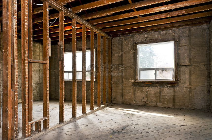 为翻新而挖破的内室内装修横梁椽子内脏房地产进步房间住宅墙板建筑学衰变图片