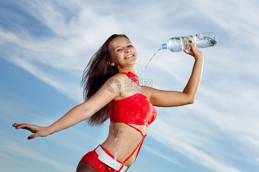 年轻女运动女青年 喝一瓶水女士身体女孩成人毛巾矿物运动员黑发瓶子口渴图片