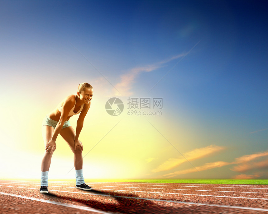 女运动青年运动员天空杂技训练闲暇体操二头肌身体健康有氧运动女士图片