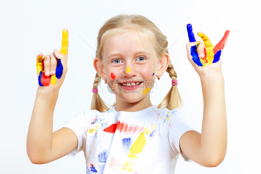 手上涂着油漆的幸福的孩子创造力艺术家童年艺术品工艺教育女孩指纹乐趣手指图片