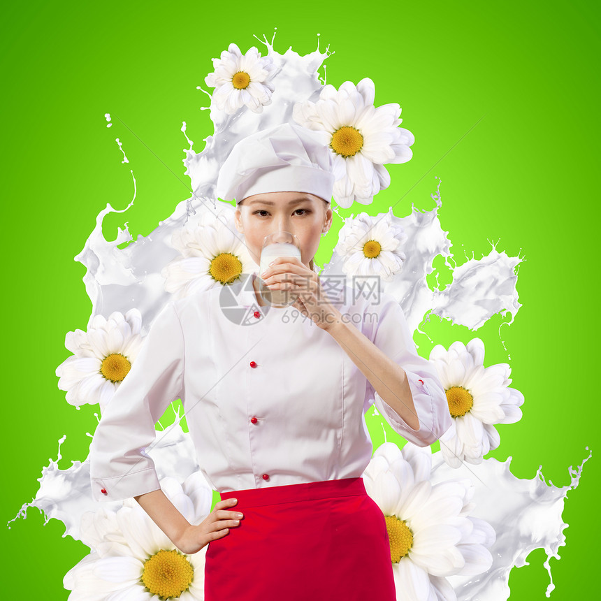 亚裔女性烹饪对抗奶水喷洒帽子食物飞溅围裙女士情感成人营养洋甘菊手指图片
