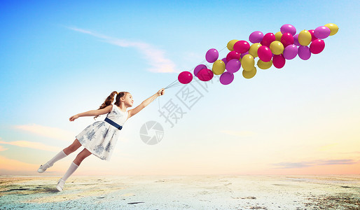 玩小女生游戏乐趣幸福快乐裙子女性女儿庆典童年蓝色气球背景图片