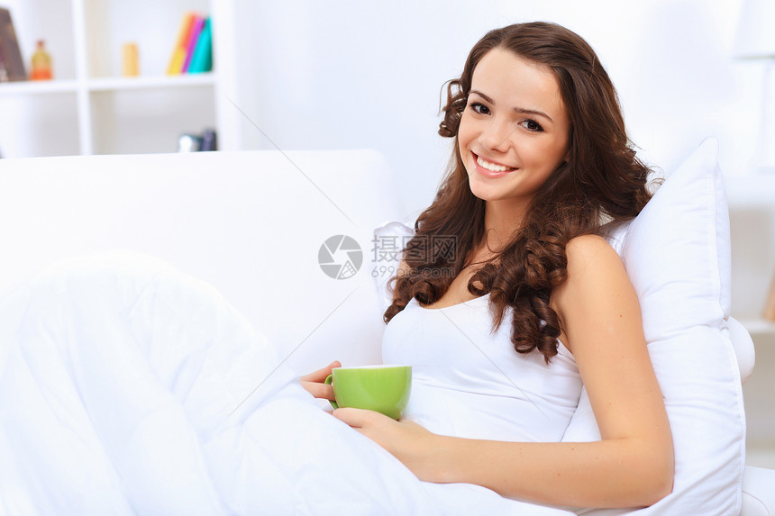 年轻女人在家喝茶的年青女人玻璃幸福青年咖啡饮料快乐房子杯子女性女孩图片