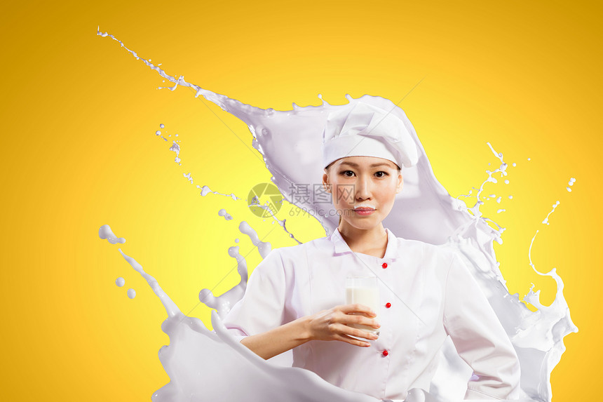 亚裔女性烹饪对抗奶水喷洒营养围裙玻璃牛奶乳白色蓝色女孩食物厨师厨房图片