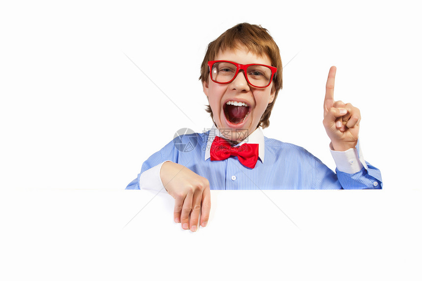 红色戴红眼镜的男孩持有白方木板眼镜微笑广告边缘广告牌学生领结教育工作室图片