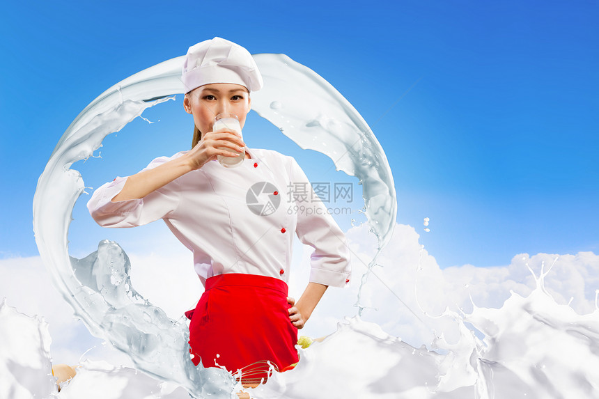 亚裔女性烹饪对抗奶水喷洒牛奶厨房天空帽子手指飞溅成人蓝色玻璃女孩图片