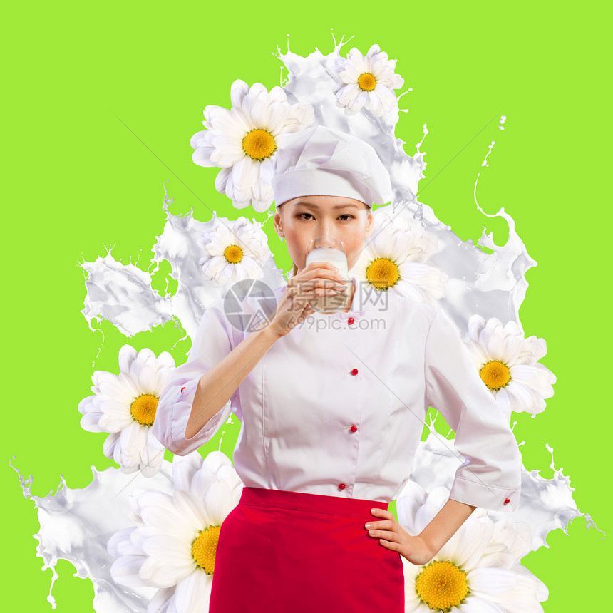 亚裔女性烹饪对抗奶水喷洒厨房营养厨师玻璃手指飞溅牛奶洋甘菊女孩围裙图片