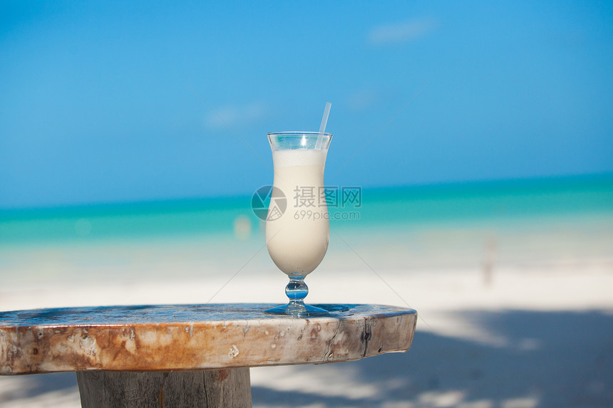 白冰淇淋在海滩的桌子上热带西瓜海洋异国酒精派对情调白色假期娱乐图片