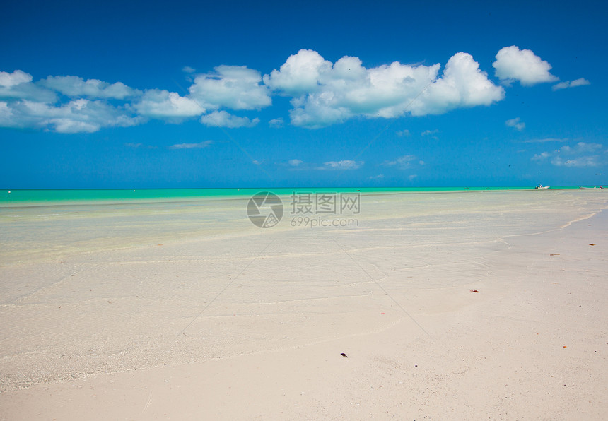 热带荒热带岛屿绝佳海滩游客旅游波浪蓝色海洋海景异国天空旅行晴天图片