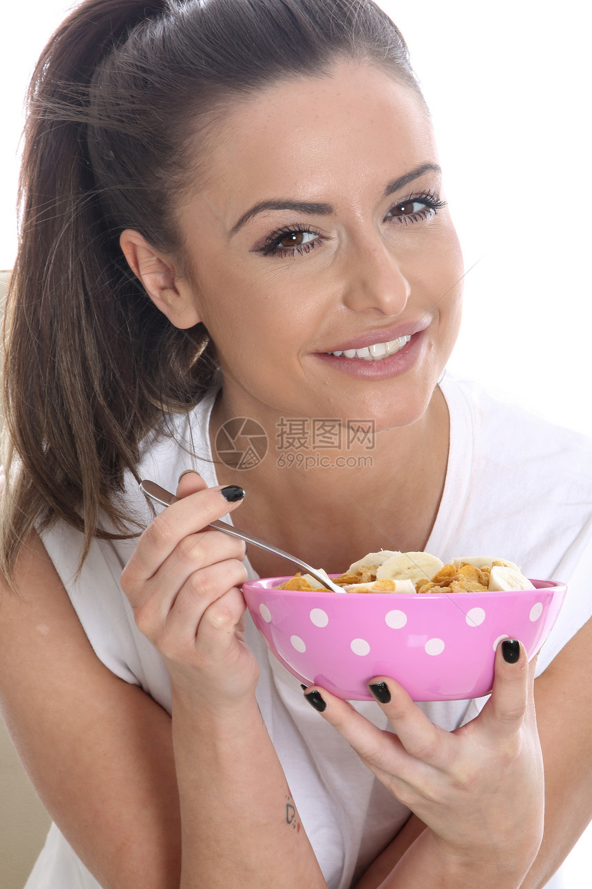 以鲜果为食用谷物早餐的女青年妇女微笑头发女士水果白色图片