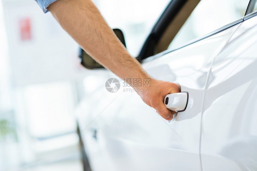 男人打开新车的门车辆客户消费者陈列室汽车司机推销员手臂闩锁经销商图片