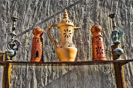 达拉曼土耳其东投手站在架子上生活古董遗产黄铜金子传统水壶市场集市纪念品背景