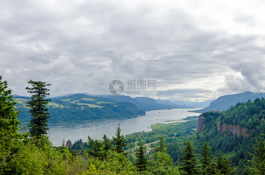 哥伦比亚河上空的云层森林悬崖山脉天空乡村树木全景蓝色松树远景图片