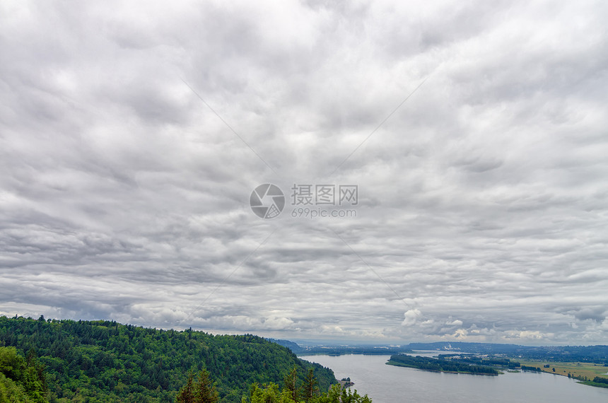 哥伦比亚河上空的云层乡村远景山脉蓝色树木风景农村全景峡谷丘陵图片