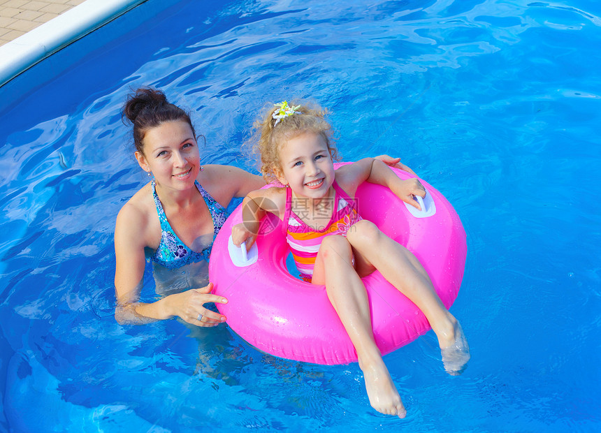 有母亲在游泳池的女孩女士快乐娱乐幸福蓝色假期闲暇孩子太阳女性图片