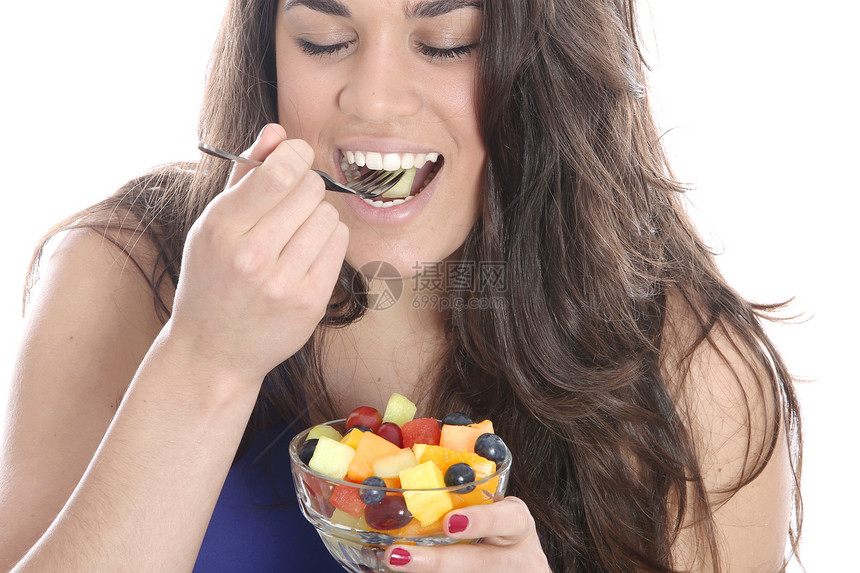 女青年食用新鲜水果沙拉鲜果沙拉白色吸引力头发女士微笑相机图片