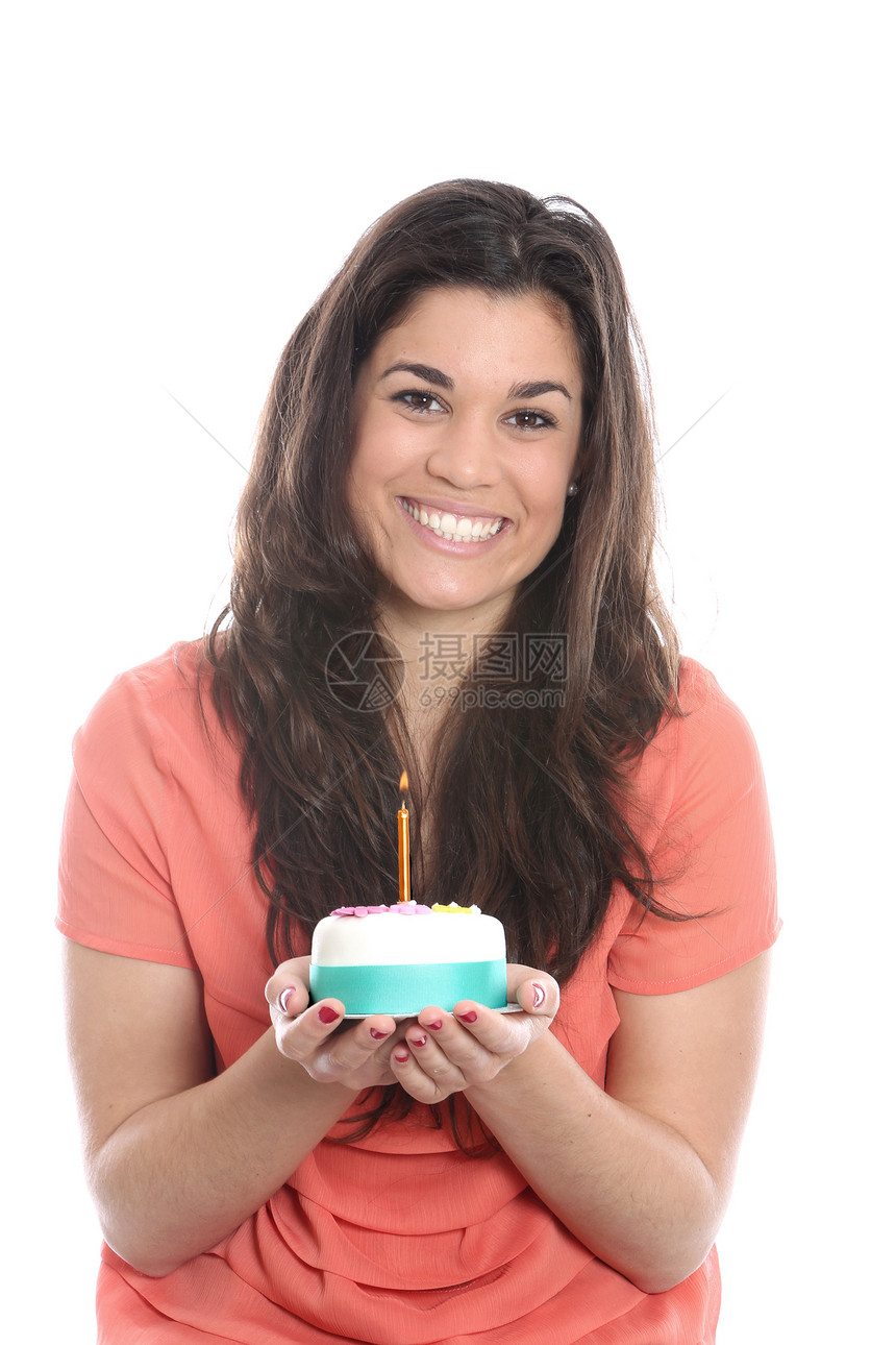 女青年拿着带蜡烛的生日蛋糕 还带着蛋糕燃烧女士头发庆典白色吸引力图片