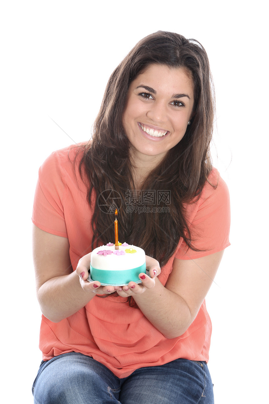 女青年拿着带蜡烛的生日蛋糕 还带着吸引力头发白色蛋糕燃烧女士庆典图片