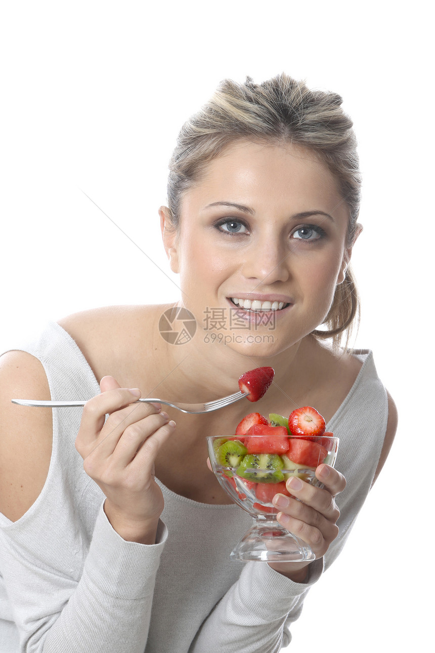 女青年食用新鲜水果沙拉鲜果沙拉女士白色图片