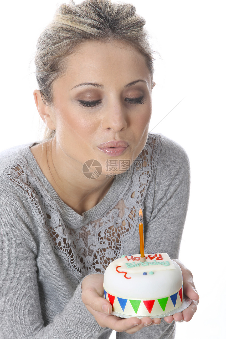 女青年举行生日蛋糕会 女孩的生日蛋糕蜡烛女士白色庆典图片