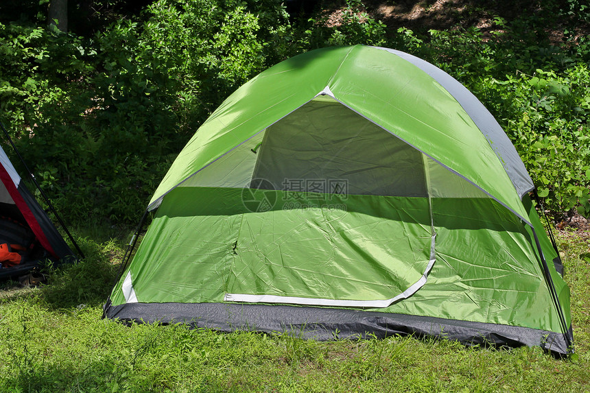 用绿色帐篷在户外露营图片