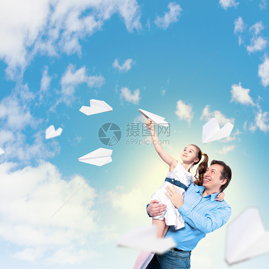 父亲握着手 女儿飞机男性亲戚们拥抱爸爸气球父母童年成人家庭图片