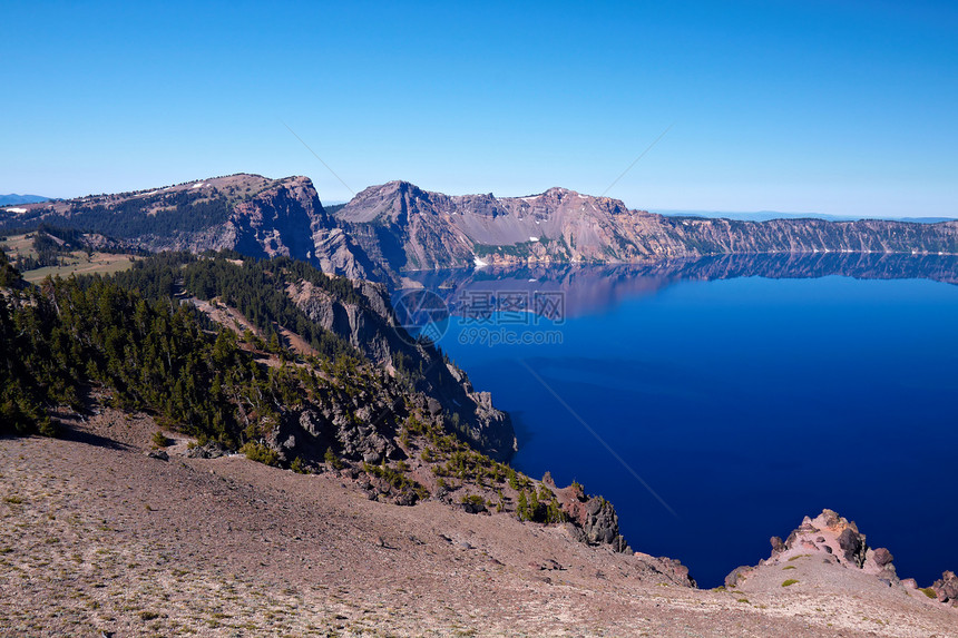 克拉鼠湖反射森林陨石火山池塘生态风景公园蓝色树木图片