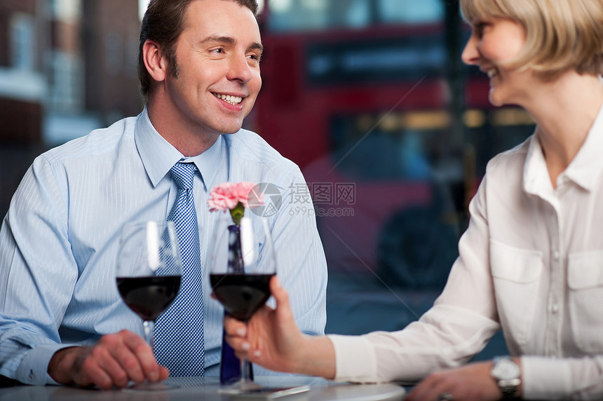 快乐的情侣在餐馆喝红酒图片